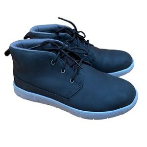 UGG Canoe Boys Chukka High Top Sneakers Size 2 Black Waterproof Lightweight EUC